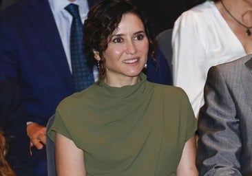 Isabel Díaz Ayuso con un vestido verde.