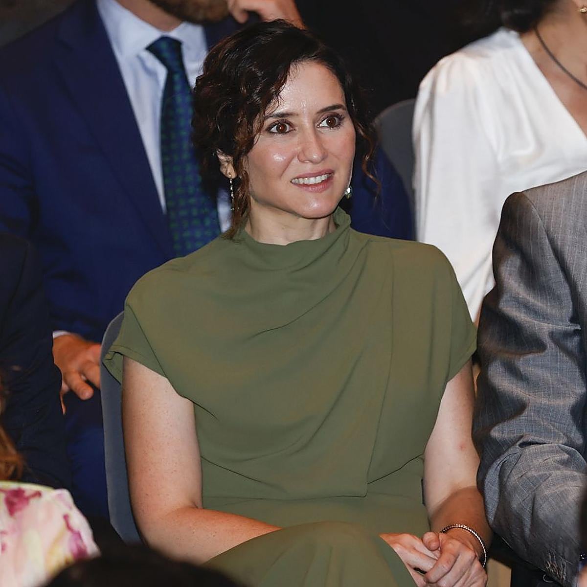 Isabel Díaz Ayuso con un vestido verde.