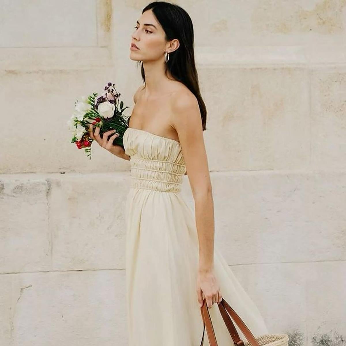 Influencer con vestido palabra de honor