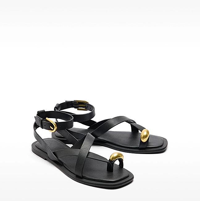 Sandalias de dedo con adorno dorado