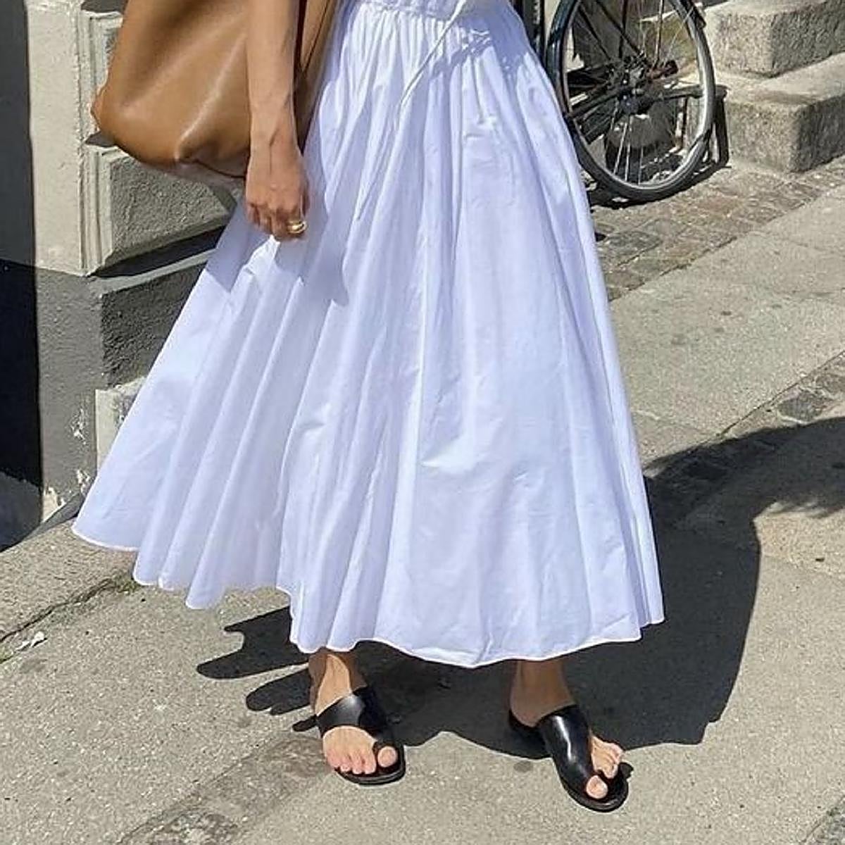 Influencer con sandalias de dedo