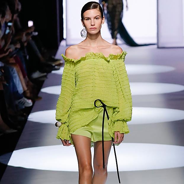 Imagen principal - Accesorios e imagen de desfile de Simorra para esta temporada.