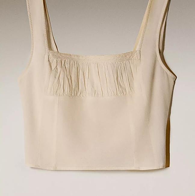 Top de algodón con detalle de encaje y fruncido de Zara Home.