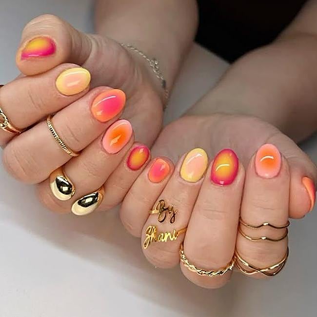 Uñas aura con tonos tendencia para verano