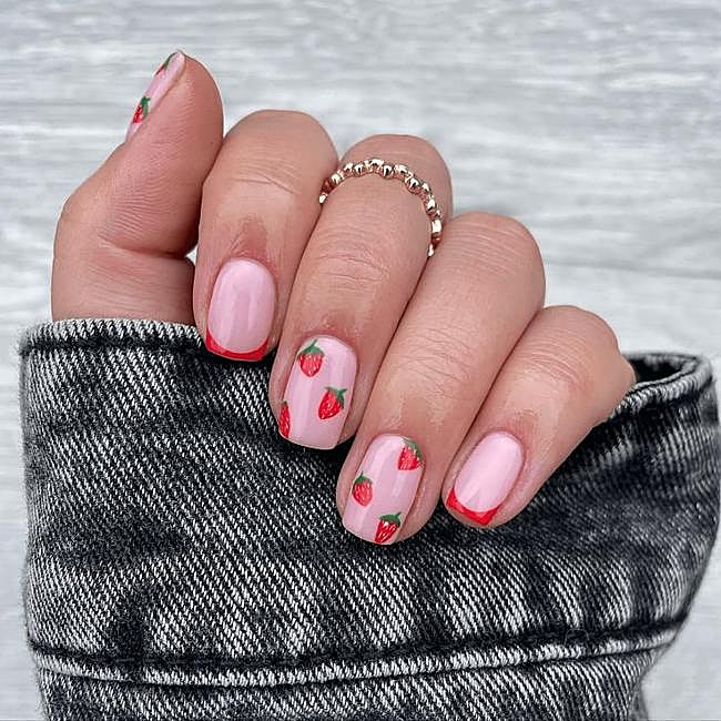 Manicura con dibujos de fresas