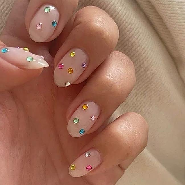 Manicura con cristales multicolor