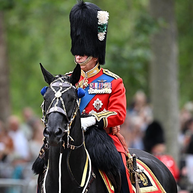 El rey Carlos montando a caballo en el desfile de 2023.