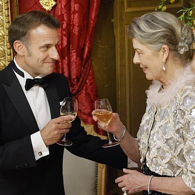 Carolina de Mónaco y el presidente Macron, brindando.