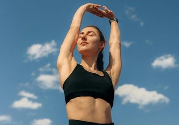 Mujer haciendo ejercicio al aire libre.