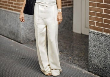 Influencer con pantalones de lino blancos