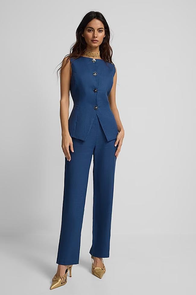 Pantalón de lino azul de Silbon, 59,90 euros.