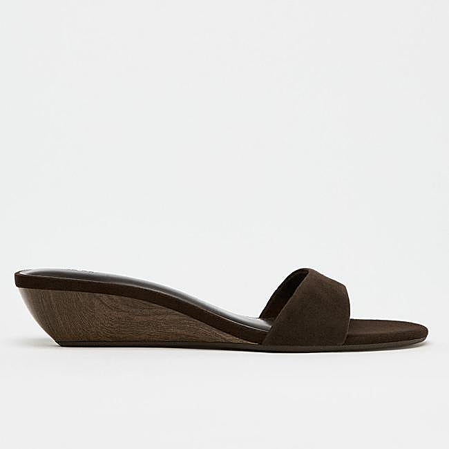 Suede wedge sandals (35,95€)