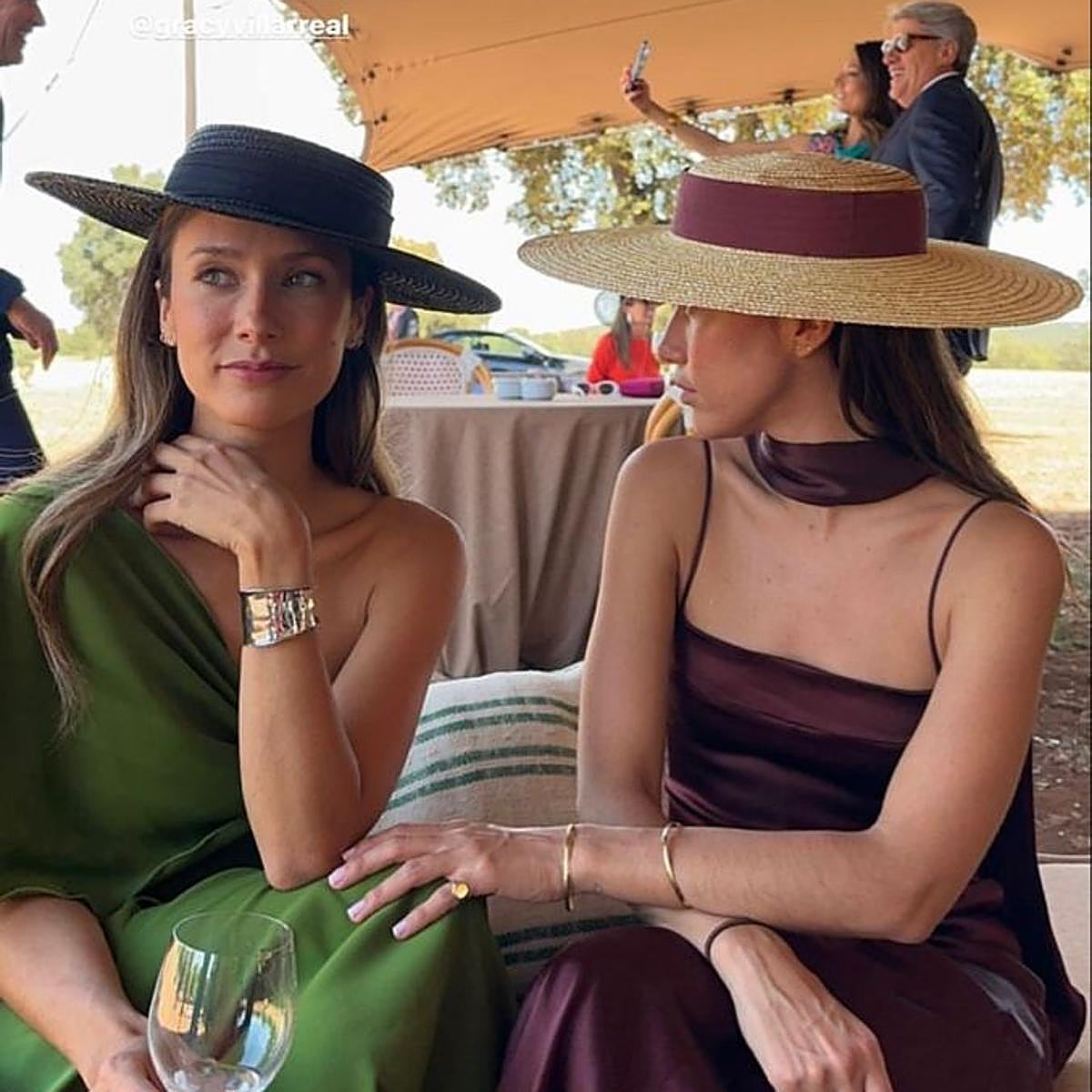 Grace y Melissa Villarreal con looks de invitada con sombrero.
