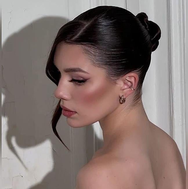 Influencer con moño pulido tendy hair