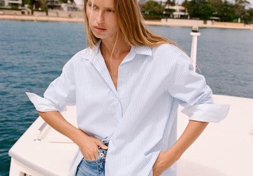 Nunca se tienen suficientes faldas vaqueras en el armario. En tamaño mini o midi pero siempre en tejido denim.