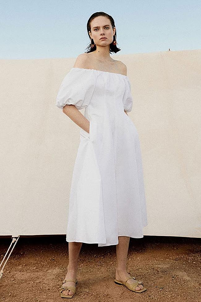 Vestido hombro descubierto de Sfera (69,99€)