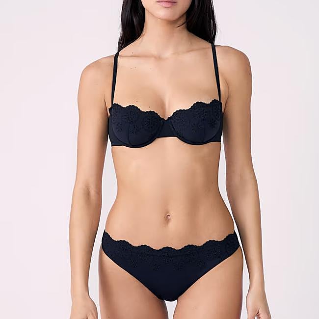 Bikini negro de Etam: sujetador 35,99 euros y braguita 19,99 euros.