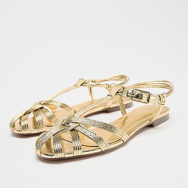 Sandalias cangrejeras en dorado de Zara (35,95 euros).