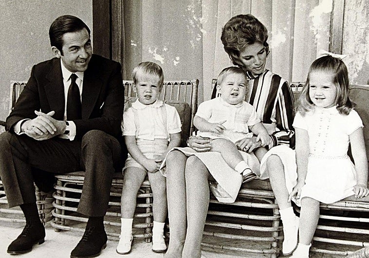 Constantino y Ana María de Grecia, con dos de sus hijos.