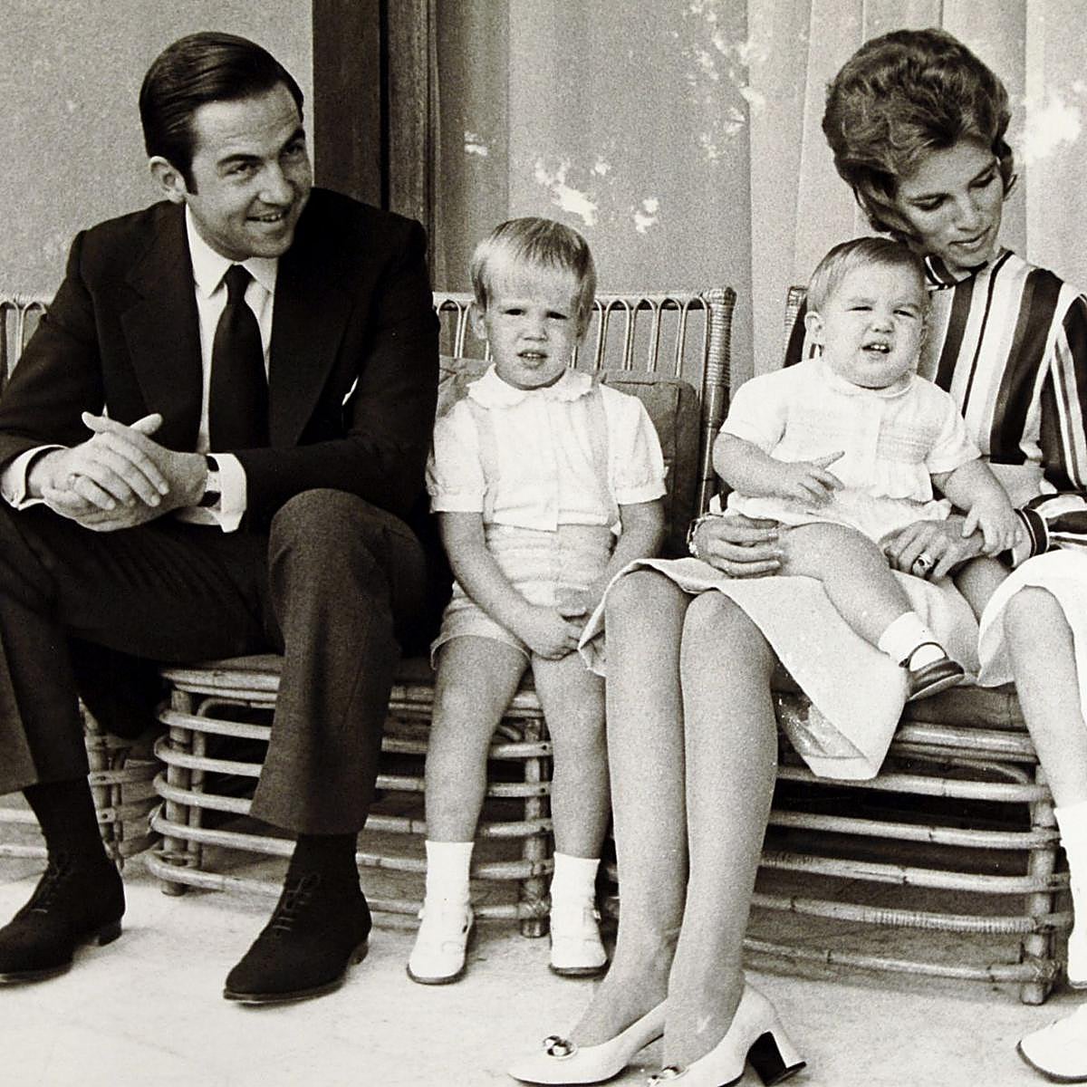 Constantino y Ana María de Grecia, con dos de sus hijos.