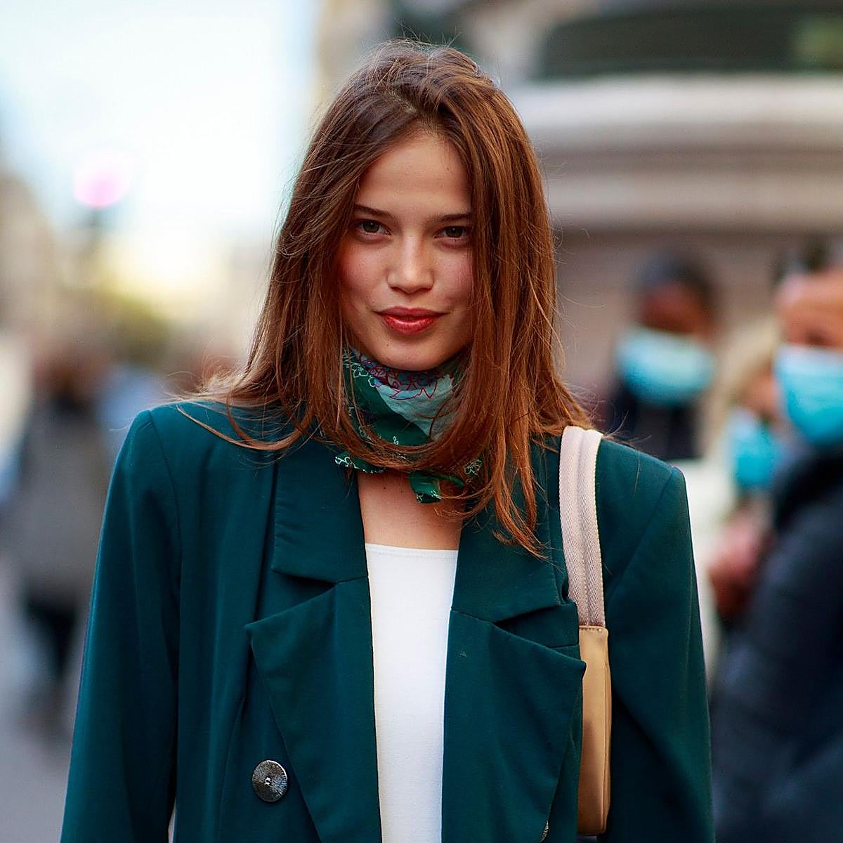 Modelo con look efecto buena cara