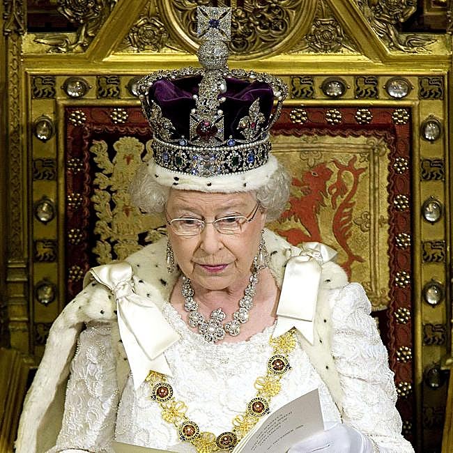 Isabel II de Inglaterra en la apertura del Parlamento con el collar de perlas y diamantes.