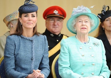 Kate Middleton junto a la reina Isabel II.