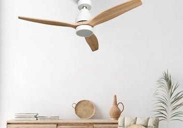 Los ventiladores de techo tienen muchos beneficios frente a los dispositivos de aire acondicionado.