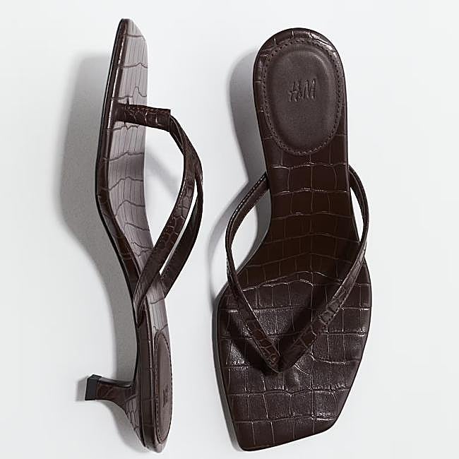 Sandalia de piel de cocodrilo marrones de H&M, 24,99 euros.
