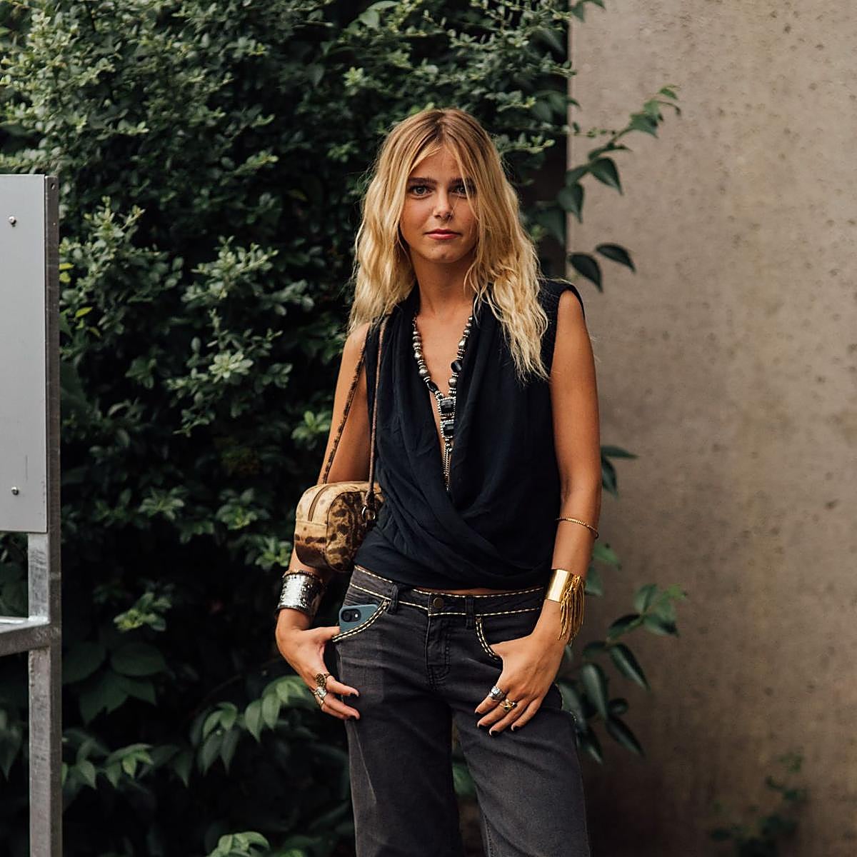 Conjunto con top negro de escote en uve.