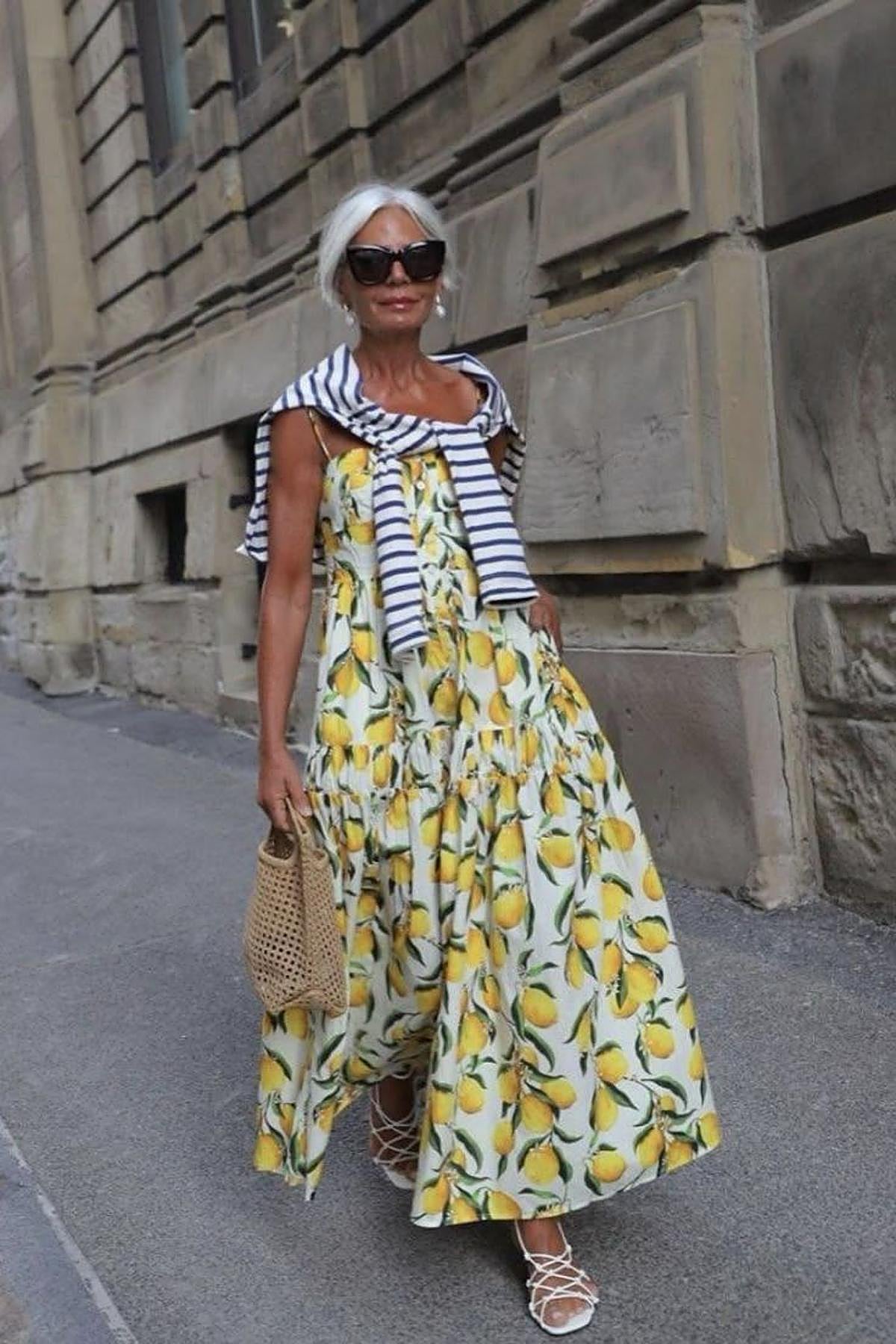 Influencer mayor de 50 con vestido estampado veraniego