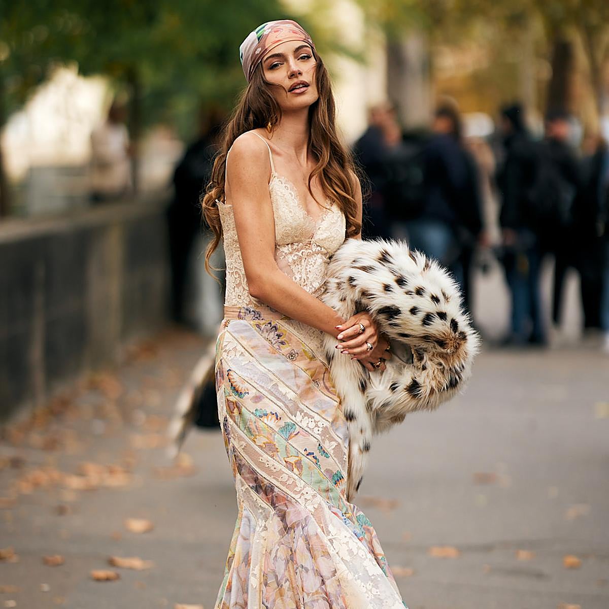Mujer con vestido lencero