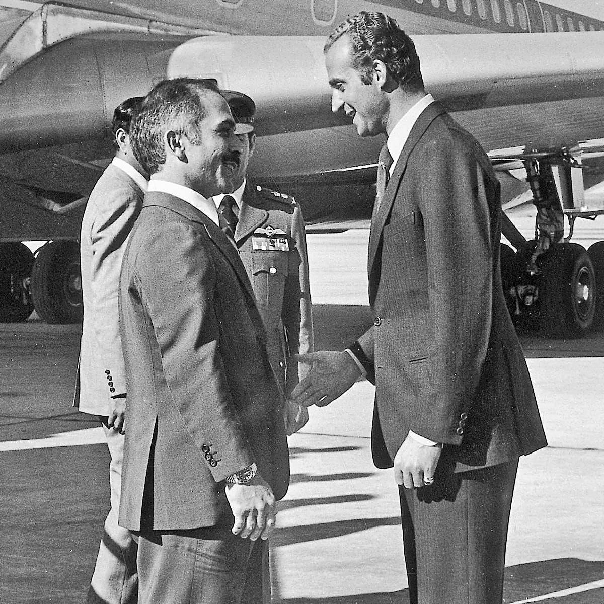 El rey Juan Carlos saluda al rey Hussein de Jordania.
