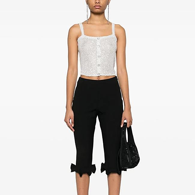 Pantalones negros con ribetes de Rotate, 196 euros.