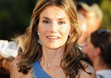 El día en el que la reina Letizia triunfó en una boda con un vestido de invitada de estilo griego