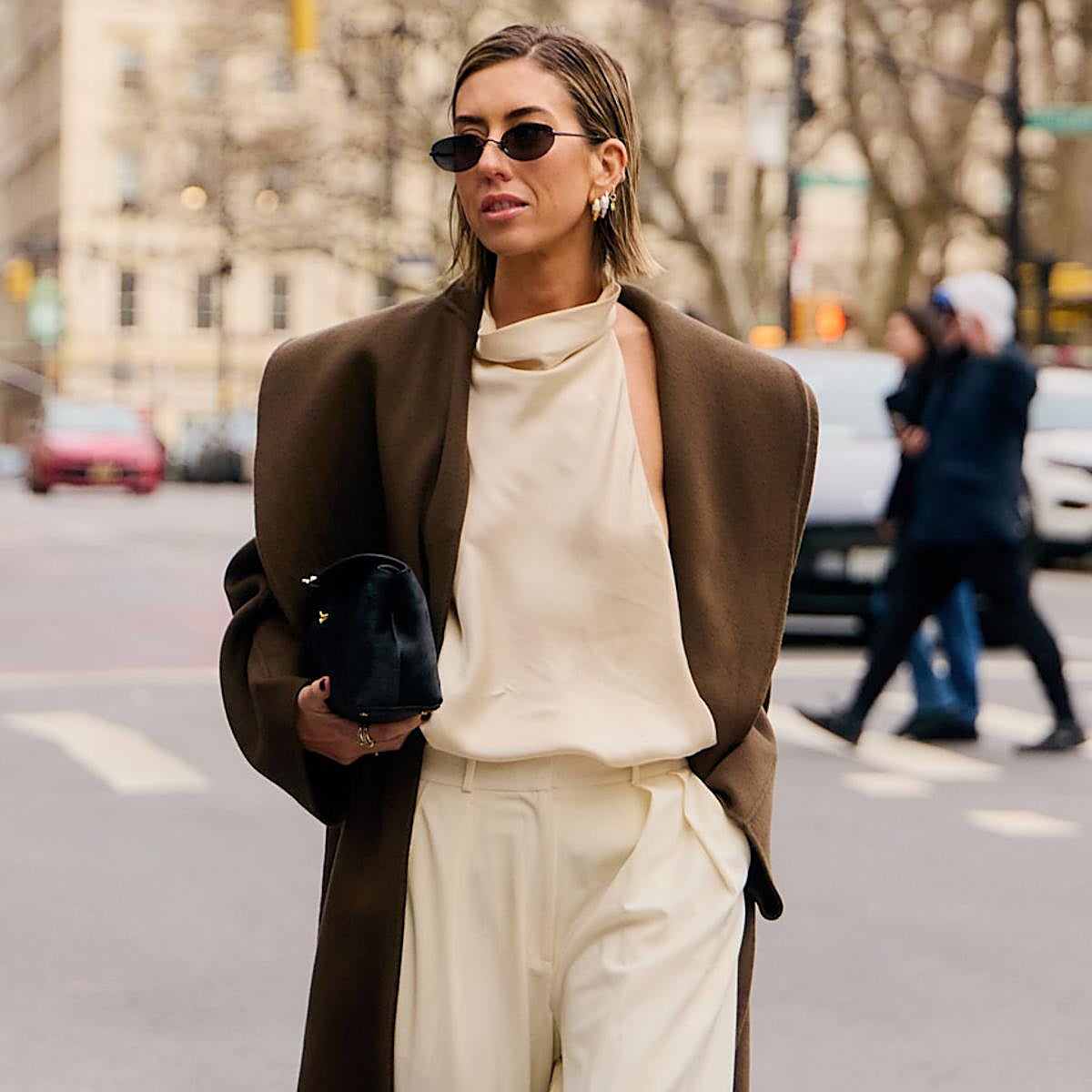 Mujer con top drapeado