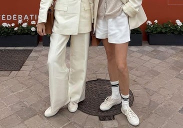 Las zapatillas clásicas que han vuelto a poner de moda las mujeres más elegantes a los 50 (aptas para verano)