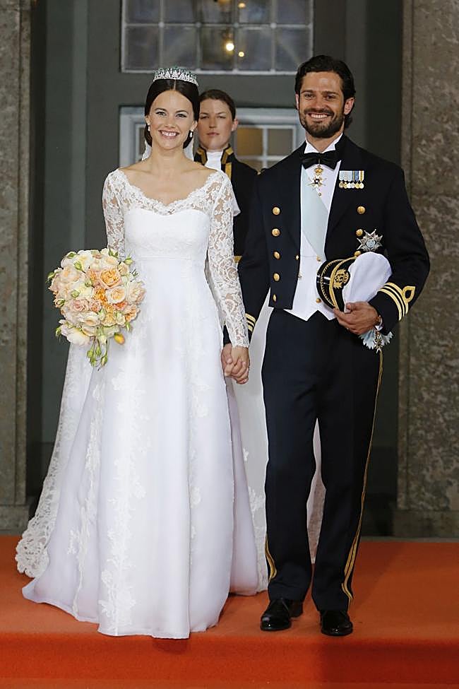 Silvia de Suecia llevó un vestido de novia de escote en forma de pico y velo de tul.