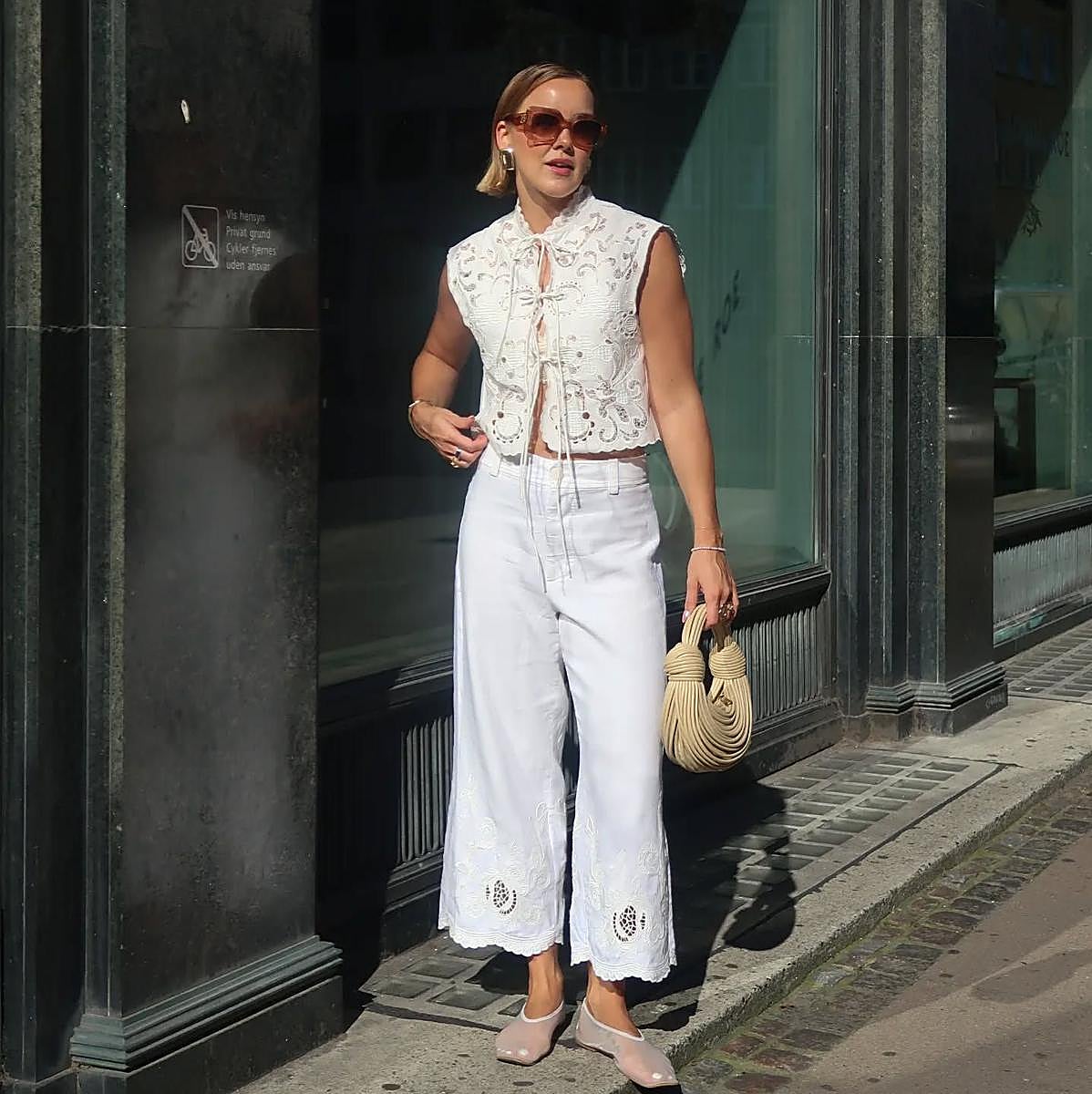 Influencer con chaleco bordado