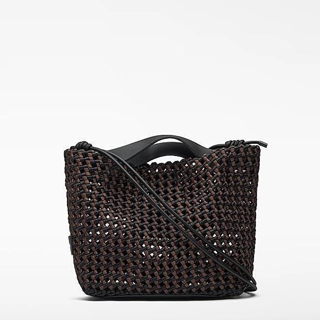 Bolso bicolor de Adolfo Domínguez, 109 euros.