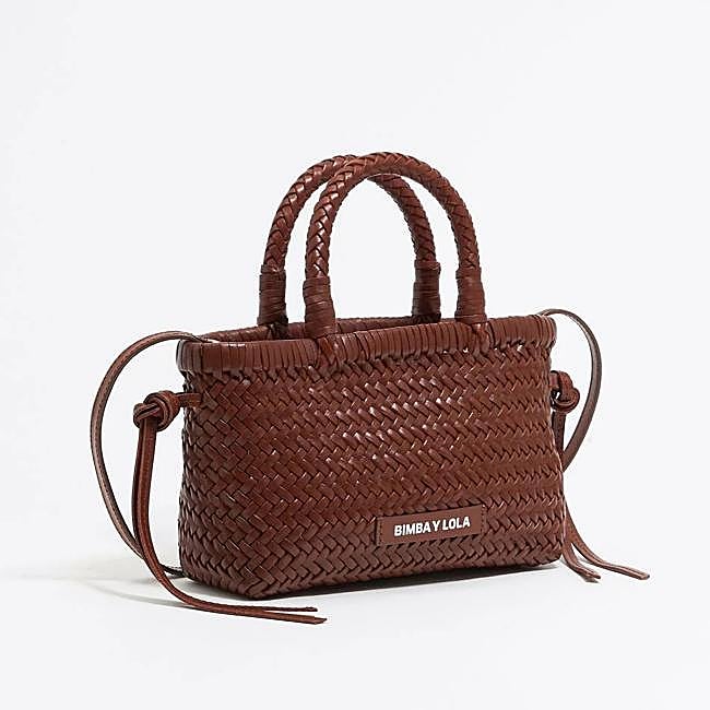 Bolso trenzado marrón de Bimba y Lola, 115 euros.