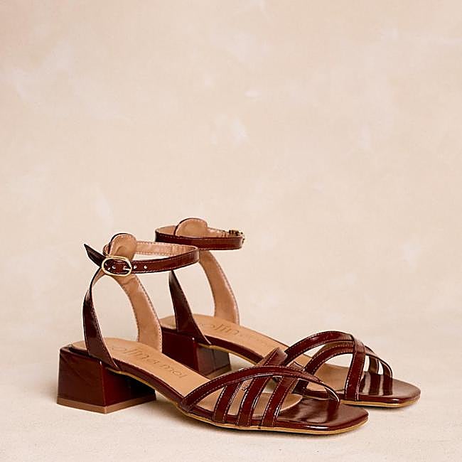 Sandalias de tacón en color burdeos de Polin et Moi.
