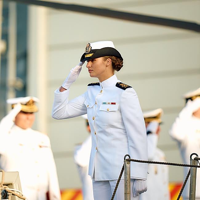 La princesa Leonor saludando en el Blas de Lezo