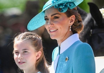 Kate Middleton acierta con el vestido azul más elegante y tocado a juego en el desfile del Trooping the Colour