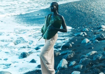 Mujer practicando la meditación en la playa.