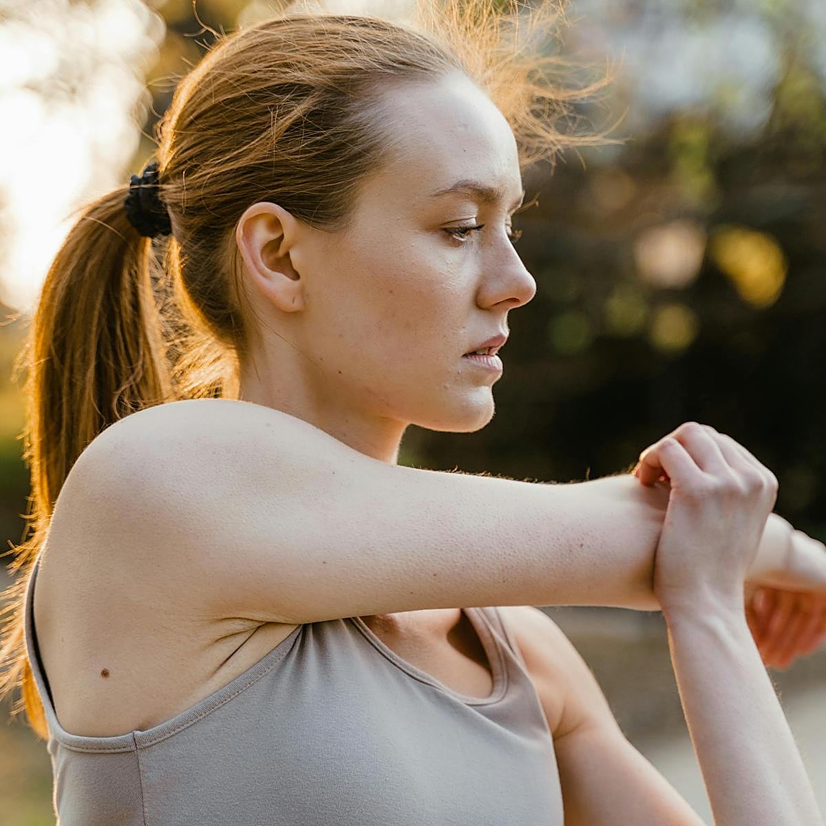 Mujer practicando yoga.