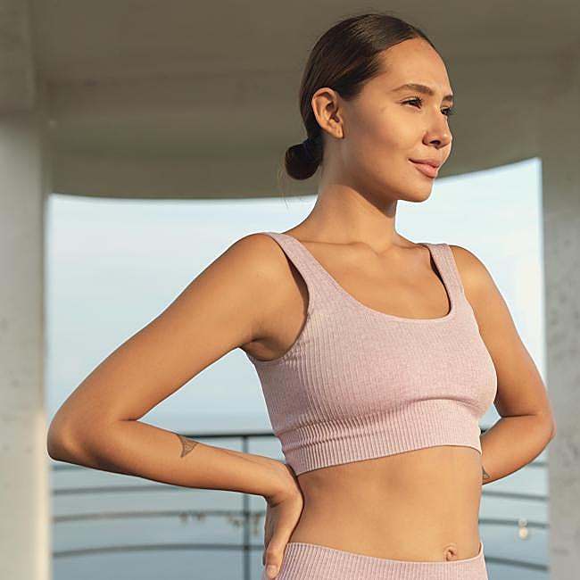 Mujer haciendo ejercicio al aire libre.