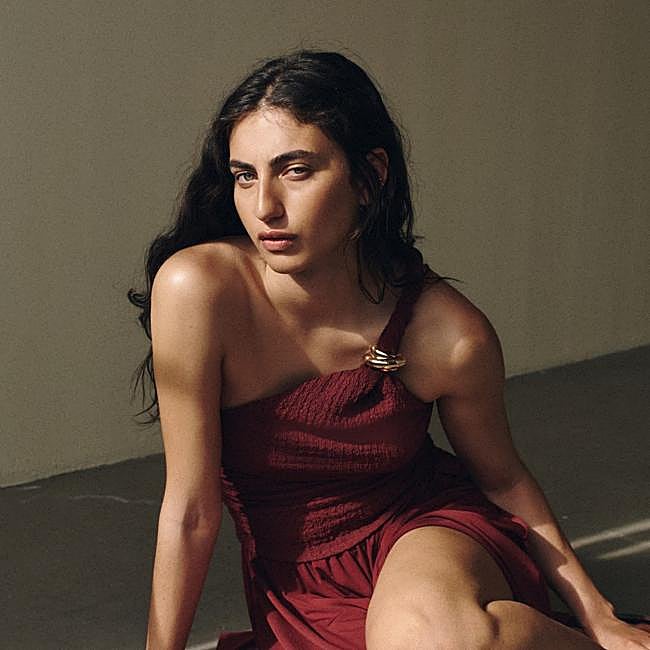 Top asimétrico de H&M (12,99 euros)