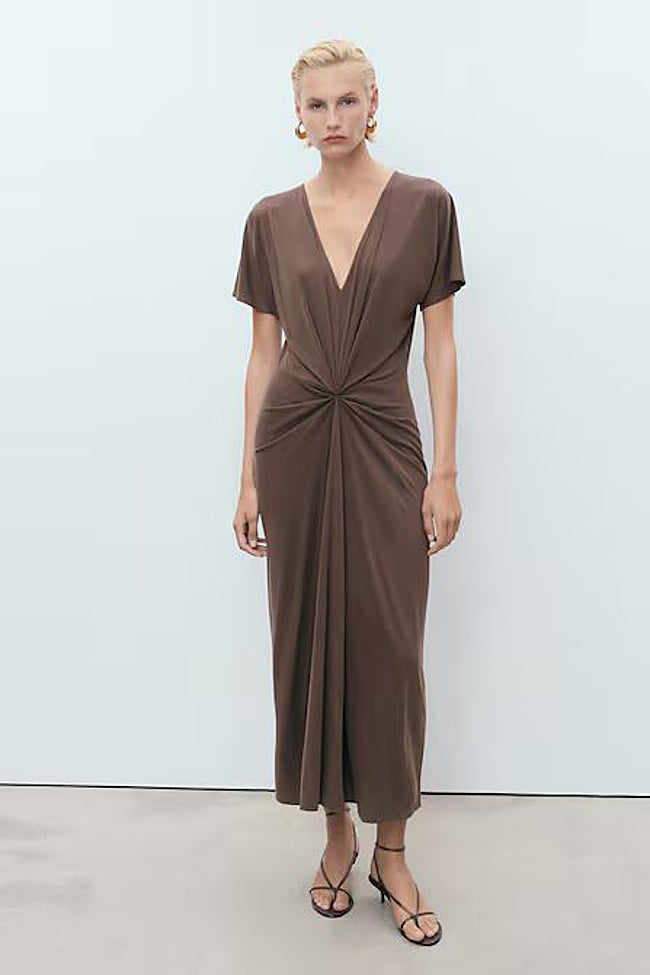 Vestido midi marrón.