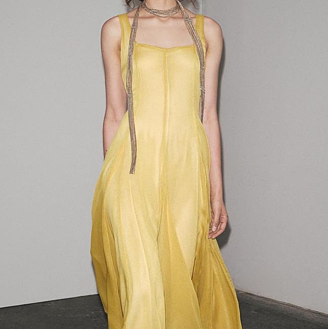 Vestido midi amarillo de Zara, 59,95 euros.